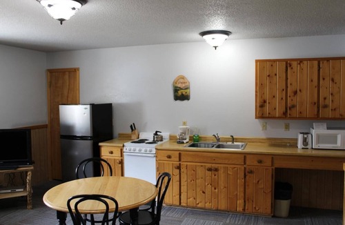 Cooke City-Silver Gate Hotel | Alpine Motel
