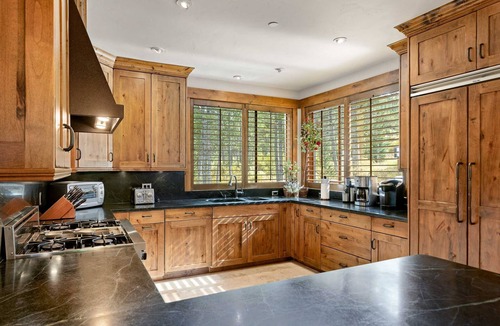 Copper Mountain House | Amazing 4BR Executive Home with hot tub, Ski In/Walk Out LR884