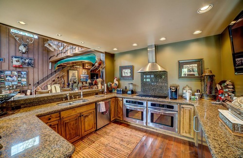 Lakeside Cabin | AMEN RANCH, WITH ACCOMMODATIONS UP TO 26 PEOPLE
