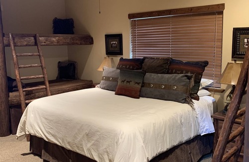 Lakeside Cabin | AMEN RANCH, WITH ACCOMMODATIONS UP TO 26 PEOPLE