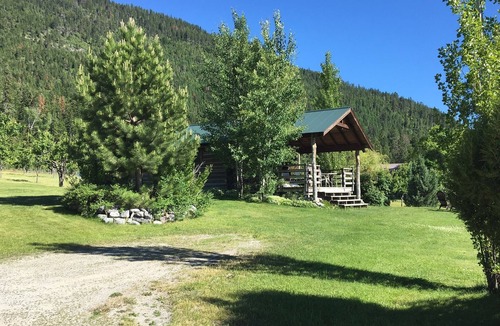 Polson Cabin | Authentic Montana Log Studio Cabin Overlooking Flathead Lake
