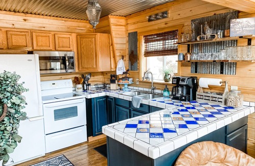 Creede Cabin | Barrel sauna! Clean cabin with private creek access, Wi-Fi, and pet friendly!