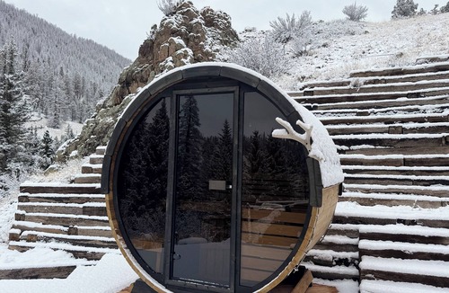 Creede Cabin | Barrel sauna! Clean cabin with private creek access, Wi-Fi, and pet friendly!