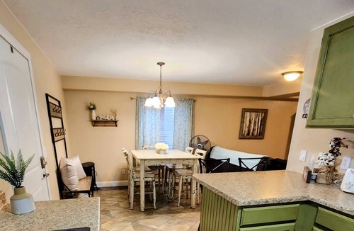 Cedar City Apartment | Basement Apartment-Sleeps 6 *2 Bedrooms +Kitchen/Laundry