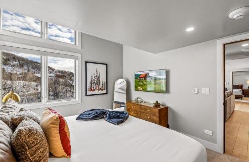Steamboat Springs House | Bear Claw 402 - Premier Ski-in Ski-out & Winter Shuttle! Renovated 2025!