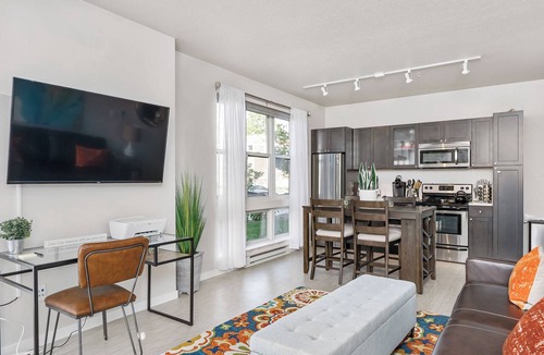 Powderhorn Apartment | Beautiful 1-Bedroom Apartment@Walk to Uptown@Fast WiFi@In-Unit W/D