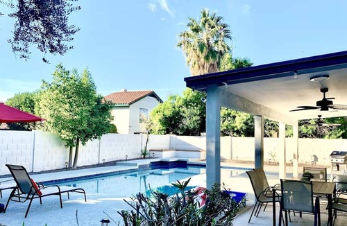 Central Scottsdale Cottage | Beautiful 5-bdrm Vacation Home W/heated Pool !