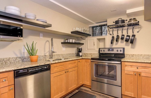 Old North End Apartment | Beautiful, fully-furnished Executive Apt in Historic Districts FALL SPECIAL
