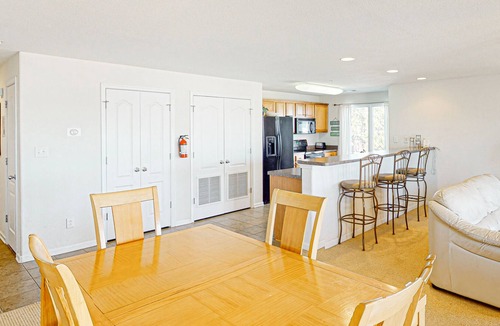 Sandbridge Condo | Beautiful home just 1 block from the beach w/shared pool, private washer/dryer