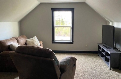Donnelly House | Beautiful Large Cabin Home 5 minutes from lake, beach. 10 minutes to Tamarak ski