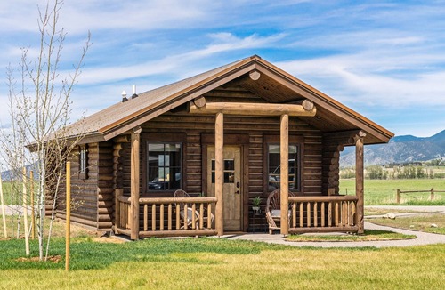 Livingston Cabin | Beautiful Log Cabin in the Heart of Paradise Valley, Montana