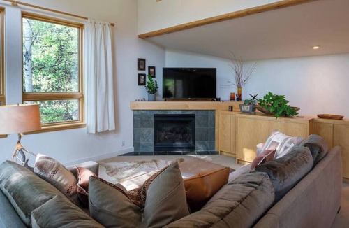 Sun Valley House | Beautiful Treehouse Retreat in Ketchum/Sun Valley. Hot Tub and nearby trails!