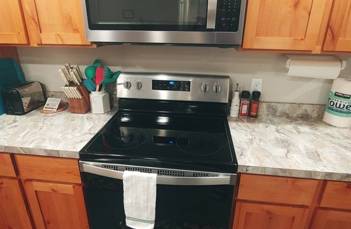 St. Regis House | Bed & Breakfast Nook ❤ Fenced Yard ❤ Hot Tub ❤ Heated Floors ❤ Pet Friendly