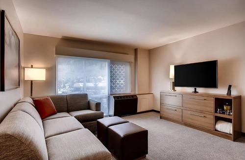 Mountain House Hotel | Best Place to Unwind! 3 Modern Units, Jacuzzi, Free Shuttle and Breakfast!