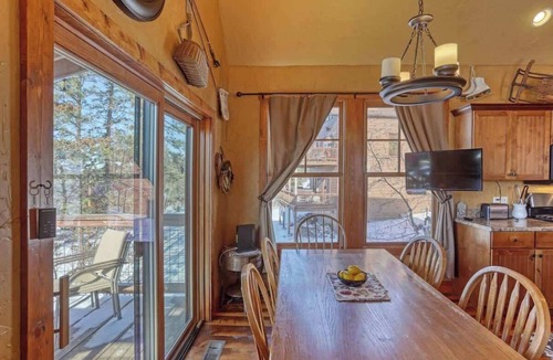 Lead House | Big Pine Lodge – Rustic charm, hot tub, pet friendly, and room for 12 near Terry Peak!
