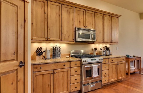 Bozeman House | Blue Pine Cone-Modern Townhome Close to Bozeman and Bridger Creek Golf Course