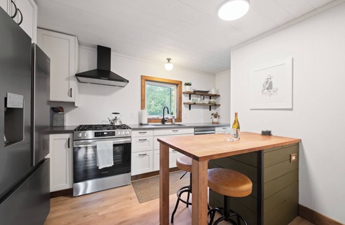 Emigrant House | Blue Ribbon Bend - On the Banks of the Yellowstone River