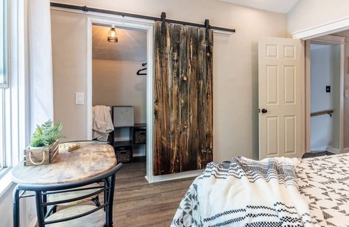 Helena House | Bluebell Getaway - Farmhouse feel blocks from downtown