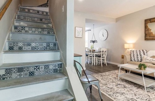 Helena House | Bluebell Getaway - Farmhouse feel blocks from downtown