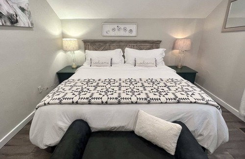 Helena House | Bluebell Getaway - Farmhouse feel blocks from downtown