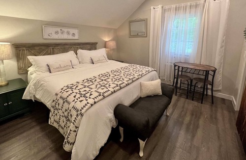 Helena House | Bluebell Getaway - Farmhouse feel blocks from downtown