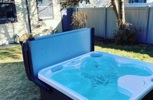 Butte House | Bo's Queen Anne with Hot Tub and fenced backyard