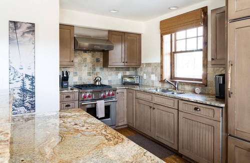 Powder Ridge House | Book for Festive Getaways! Spacious Cabin with Mountain Views and Hot Tub!