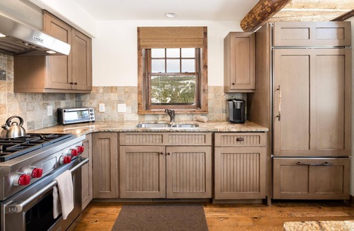 Powder Ridge House | Book for Festive Getaways! Spacious Cabin with Mountain Views and Hot Tub!