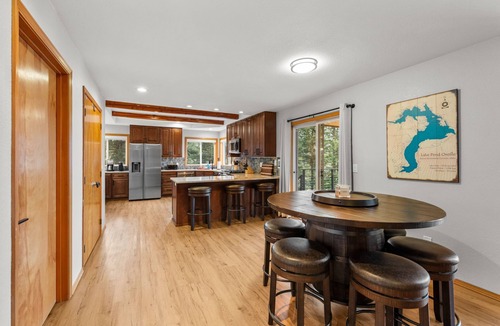 Sagle House | Bottle Bay View Lodge – 21-Acre Lakefront Retreat