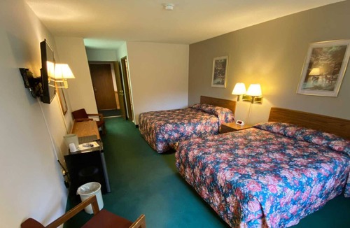 Boulder Junction Hotel | Boulder Bear Motor Lodge - Two Queen Beds 103 Front