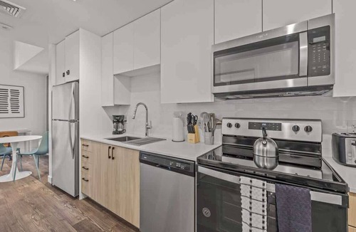 Evans Churchill Apartment | Boulevard Stays Modern Highrise STU Sky Pool, Gym 04
