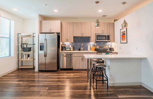 Downtown Phoenix Apartment | Boulevard Stays Modern Roosevelt Row Suite 1BR Pool, Gym 4