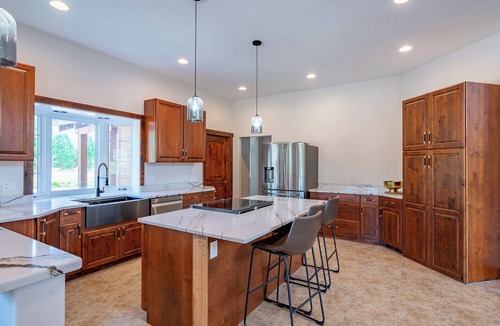 Thompson Falls House | BRAND NEW 7500 sf, 5BR/6BA luxury cabin retreat-walk to Clark Fork river.
