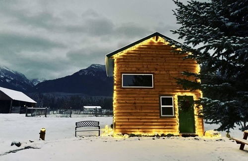 Ronan House | Brand New Mountain View Cabin