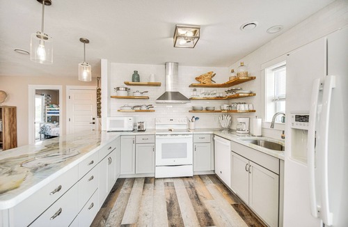 Kitty Hawk Cottage | Bright Kitty Hawk Home w/Hot Tub, Walk to Beach!
