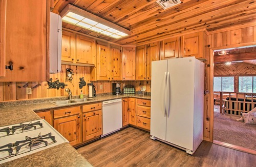 Pinetop Cottage | Bring a Pet: Pinetop Cabin w/Game Room!