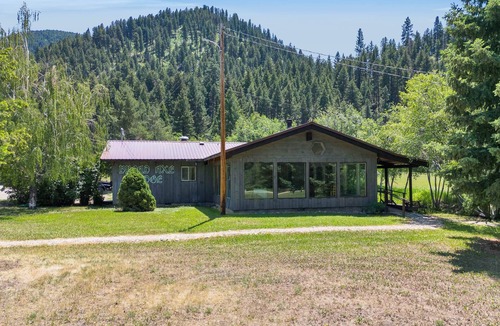 Sula Cabin | BroadAxe Lodge, bunkhouse and kitchen