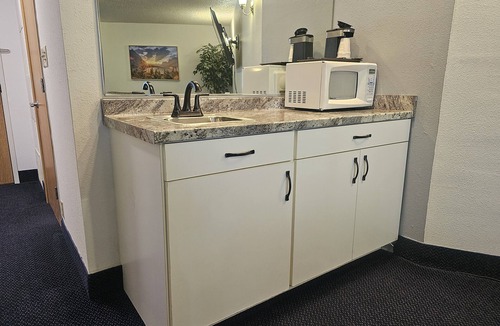 Westside Hotel | Broadway Inn Conference Center