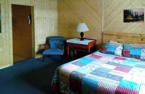 Cherokee Hotel | Budget-Friendly Riverside Retreat For Couples Near Cherokee Attractions