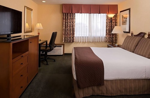 Kennewick Hotel | Budget-Friendly Stay in Washington! Outdoor Pool, Free Parking, Pets Allowed