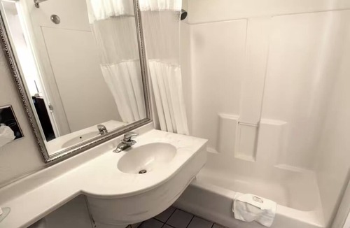 Pendleton Hotel | Budget Stay w/King Bed & Free Breakfast Perfect for Culture Trips in Pendleton