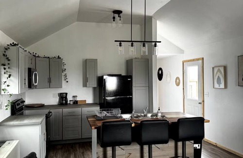 Blackfeet Indian Reservation House | Buffalo Loft- 1-bedroom house with WiFi, AC, located near Glacier National Park