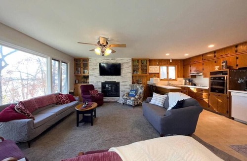 Kensington House | Buttercup Hideaway - Your perfect lake escape!