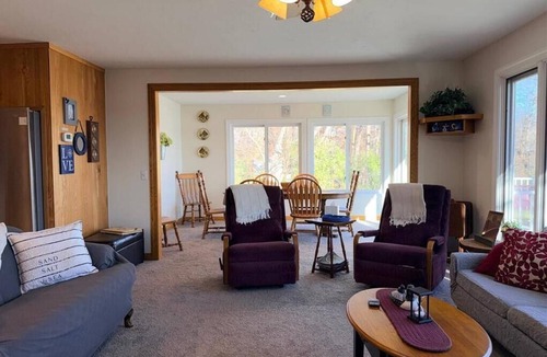 Kensington House | Buttercup Hideaway - Your perfect lake escape!