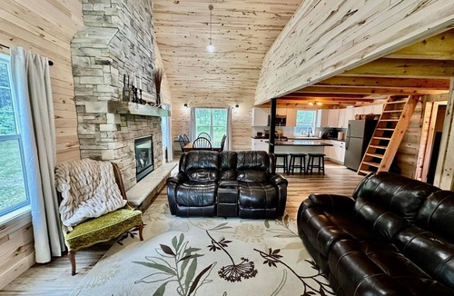 Salol Cabin | Cabin/bunkhouse for hockey teams, bird watchers, ATV/Snowmobilers, family events