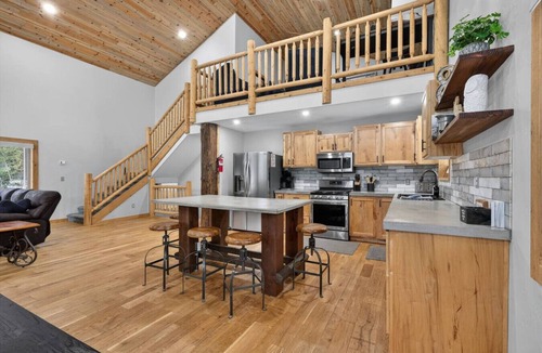 Island Park Cabin | Cabin on The Rocks | Luxe Cabin w/Hot Tub, Game Room, Frisbee Golf!