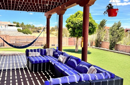 Farmington House | Casa Uva beautiful family retreat with a pool near to everything you need.