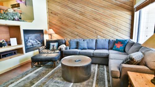 Peak 9 Apartment | Cedars Powder Day Townhome: Ski-In, Ski-Out