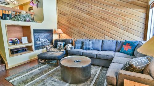 Peak 9 Apartment | Cedars Powder Day Townhome: Ski-In, Ski-Out