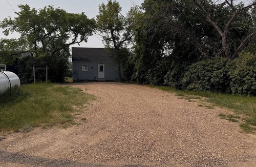 Raymond House | Charming 1-bedroom house in Plentywood with pull out couch and air mattress.